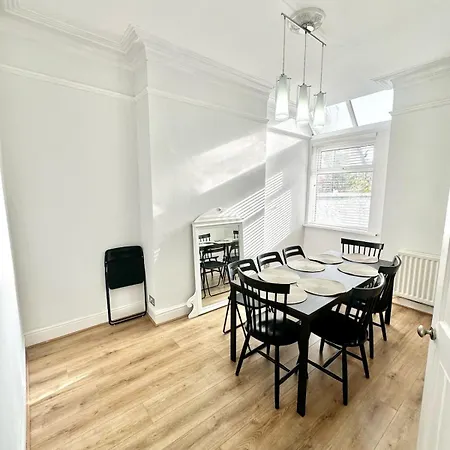 Large 5-bedroom House In Salford-free Parking-sleeps 10 *