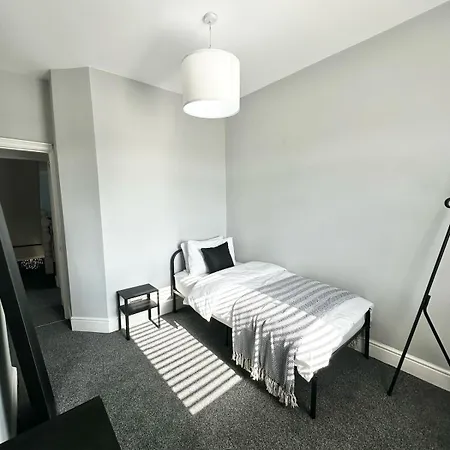 Large 5-bedroom House In Salford-free Parking-sleeps 10 *