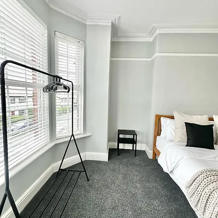 Large 5-bedroom House In Salford-free Parking-sleeps 10