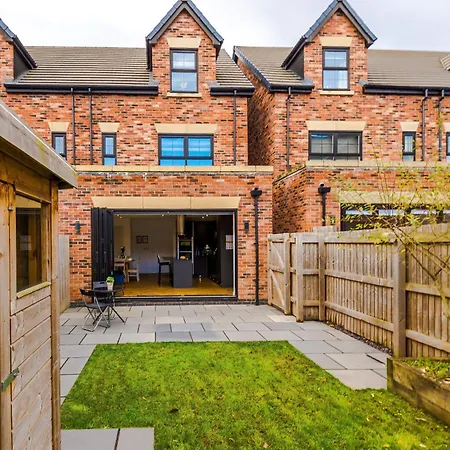 Ferienhaus 4 Bed House-2 Parking Spaces-vibrant Location *