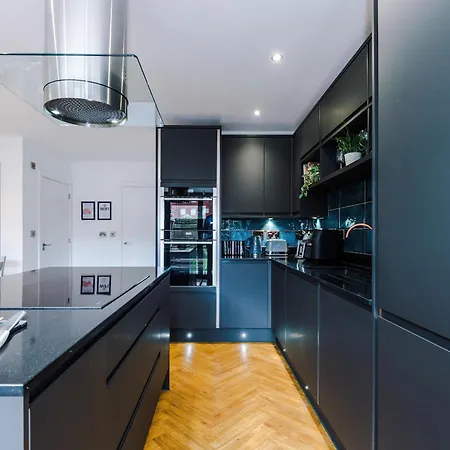Ferienhaus 4 Bed House-2 Parking Spaces-vibrant Location Manchester