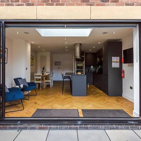 4 Bed House-2 Parking Spaces-vibrant Location Ferienhaus