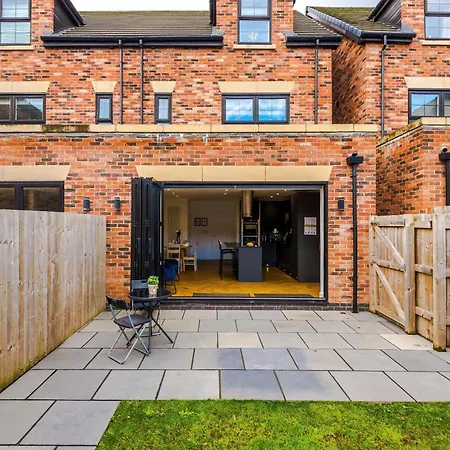 Ferienhaus 4 Bed House-2 Parking Spaces-vibrant Location *