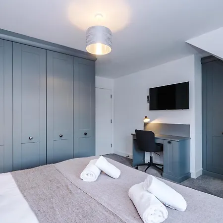 Ferienhaus 4 Bed House-2 Parking Spaces-vibrant Location Manchester