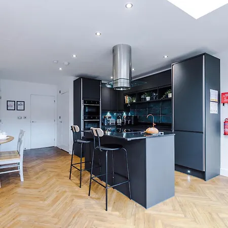Ferienhaus 4 Bed House-2 Parking Spaces-vibrant Location *