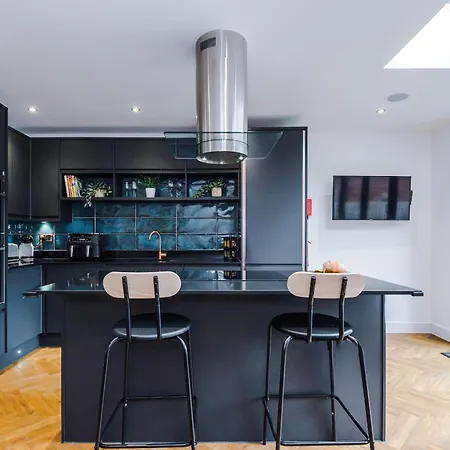 Ferienhaus 4 Bed House-2 Parking Spaces-vibrant Location *
