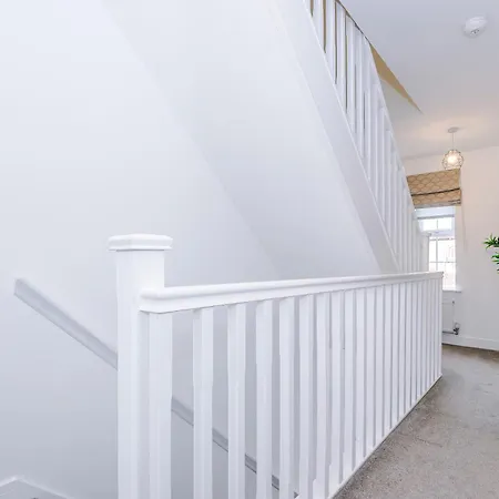 Ferienhaus 4 Bed House-2 Parking Spaces-vibrant Location Manchester