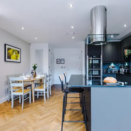 Ferienhaus 4 Bed House-2 Parking Spaces-vibrant Location *