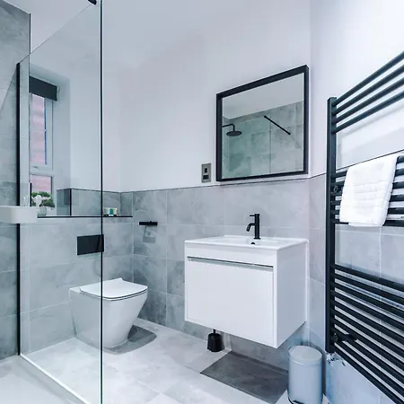 4 Bed House-2 Parking Spaces-vibrant Location Ferienhaus *