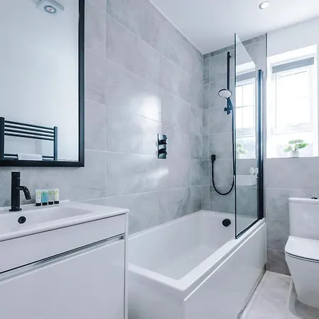 4 Bed House-2 Parking Spaces-vibrant Location Ferienhaus *