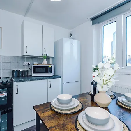 شقة New ! Riverbank Loft, Stylish Apartment, Free Parking, Close To Centre & Sleeps 7 مانشستر
