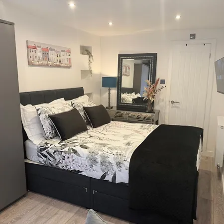 Daire Lux Private Entrance 1 Bed - Free Parking - Ideal For Coop Live, Mcr Centre, Salford Royal Hospital & Buile Hill Mansion Wedding Venue *