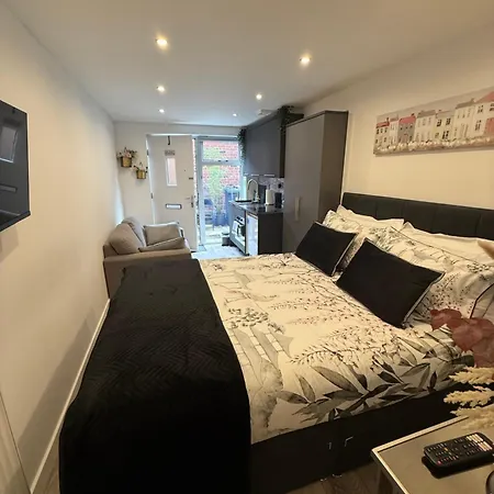 Daire Lux Private Entrance 1 Bed - Free Parking - Ideal For Coop Live, Mcr Centre, Salford Royal Hospital & Buile Hill Mansion Wedding Venue Manchester