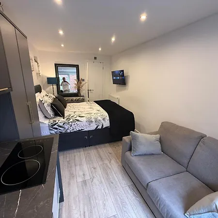 Lux Private Entrance 1 Bed - Free Parking - Ideal For Coop Live, Mcr Centre, Salford Royal Hospital & Buile Hill Mansion Wedding Venue * Manchester