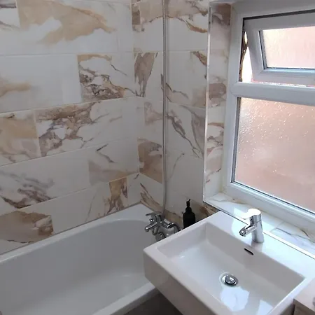 3br Near Alexandra Park And Free Parking *