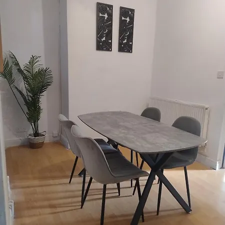 3br Near Alexandra Park And Free Parking Manchester