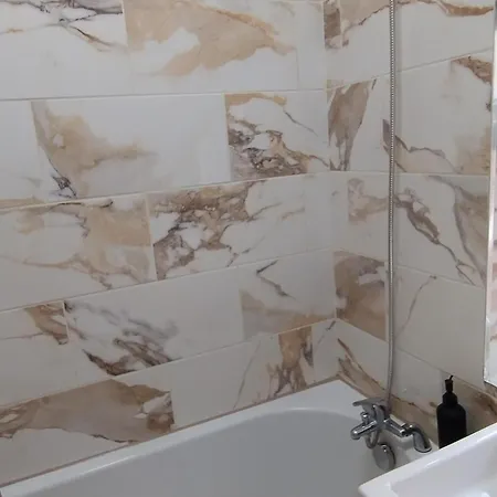 3br Near Alexandra Park And Free Parking