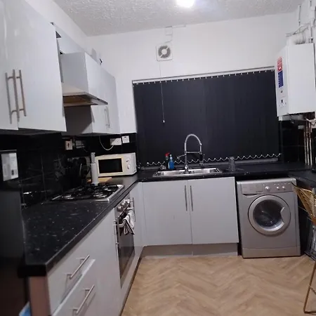 3br Near Alexandra Park And Free Parking Manchester