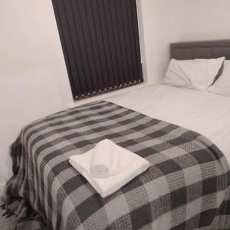 3br Near Alexandra Park And Free Parking