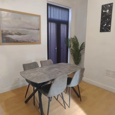 3br Near Alexandra Park And Free Parking