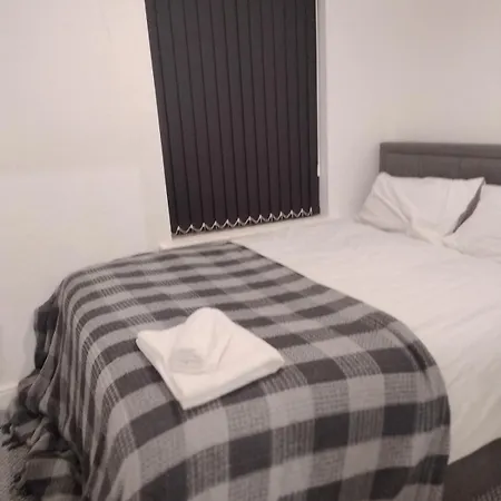 3br Near Alexandra Park And Free Parking *