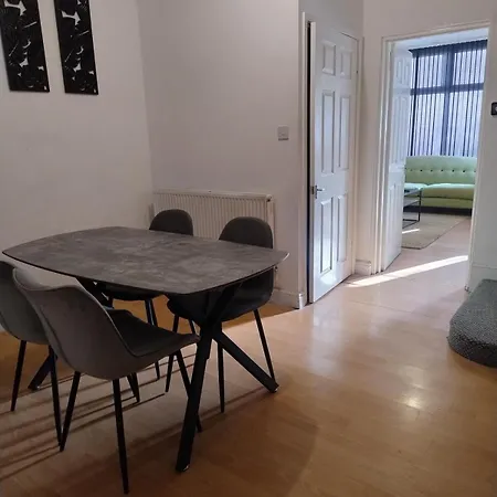 3br Near Alexandra Park And Free Parking Manchester