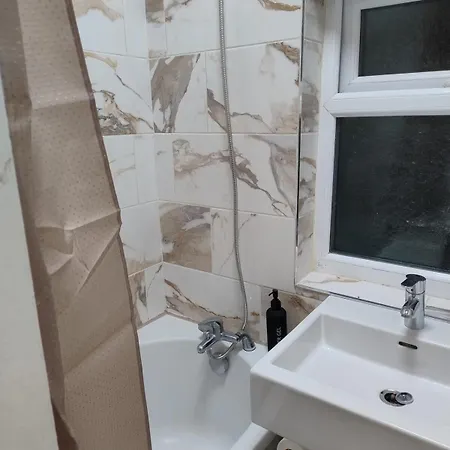 3br Near Alexandra Park And Free Parking