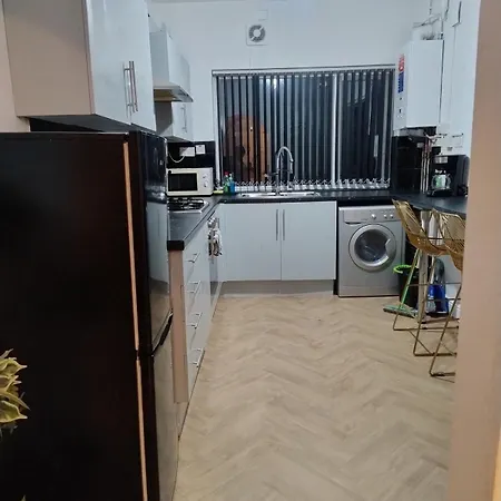 3br Near Alexandra Park And Free Parking *