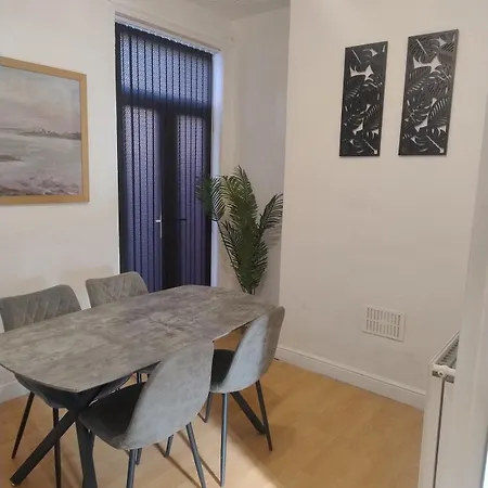 3br Near Alexandra Park And Free Parking Manchester