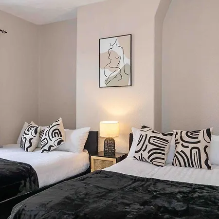 Spacious & Cozy In Salford בית נופש *