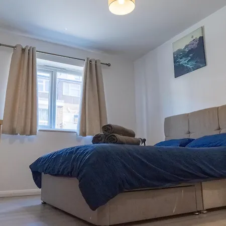 Spacious 2 Bed Flat, Free Parking, Close To Town マンチェスター