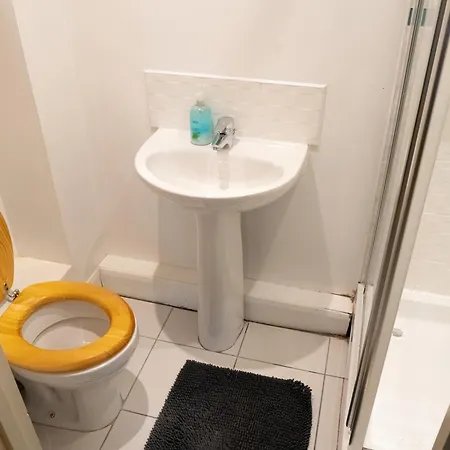 Spacious 2 Bed Flat, Free Parking, Close To Town マンチェスター