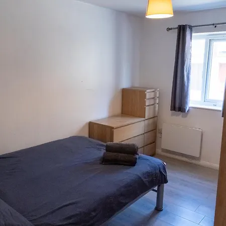 Spacious 2 Bed Flat, Free Parking, Close To Town