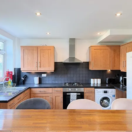 Bee - Byron House Holiday home *