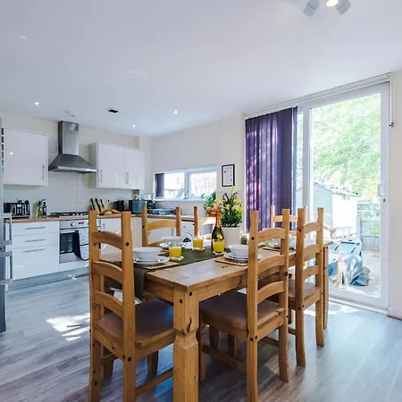 Modern House - Sleeps 6 - Free Parking - Near Etihad Stadium - Coop Live Manchester