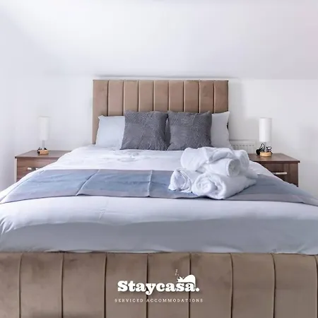 Modern 5-bed Haven Near Centre 度假居