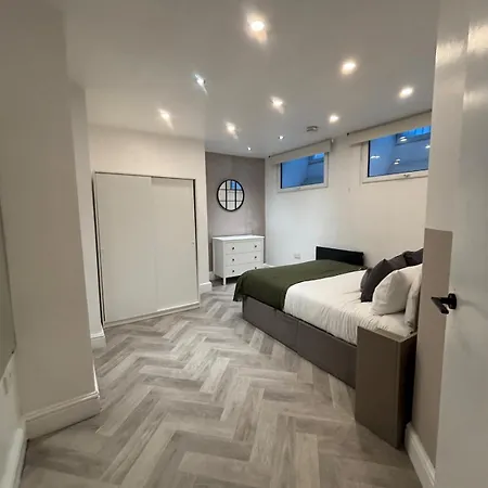 By Piccadilly & Canal St Apartment *
