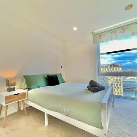 Modern High-rise Flat In Media City! 2 Beds, 2 Baths