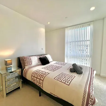 Modern High-rise Flat In Media City! 2 Beds, 2 Baths *