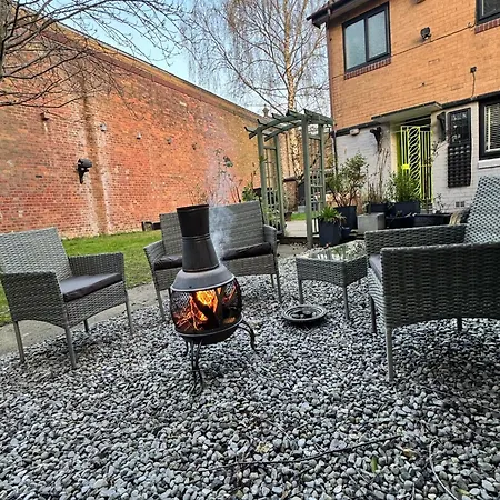 The Secret Garden Retreat With Hot Tub Semesterbostad Manchester