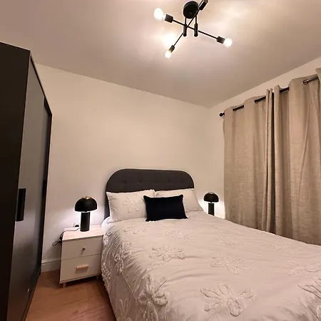 Centrally Located Modern 2 Bedroom Apartment, Minutes Walk To Ao Arena شقة