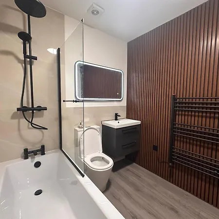 Centrally Located Modern 2 Bedroom Apartment, Minutes Walk To Ao Arena شقة