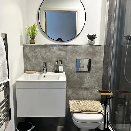 Chic 2-bed Flat - Coop Live & Ethiad *