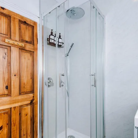 Vakantiehuis Cosy 3br Near Etihad And Coop Live - Free Parking!