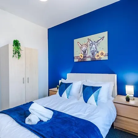 New Large 4 Bedroom House, Sleeps 9, Games Room, Free Parking, Ps4 *