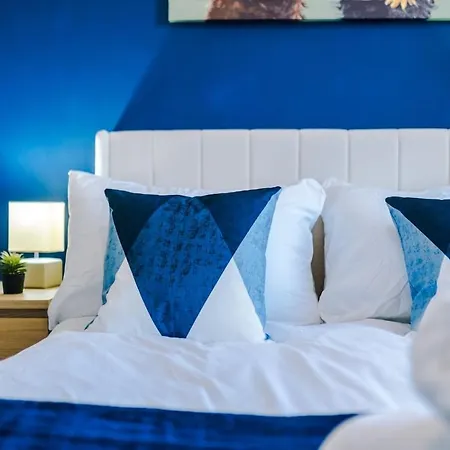 New Large 4 Bedroom House, Sleeps 9, Games Room, Free Parking, Ps4 *