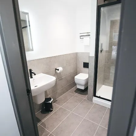 Black Lion Manchester Bed and breakfast 4*