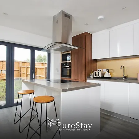 Stylish 5-bedroom Retreat Sleeps 9 By Purestay Vakantiehuis