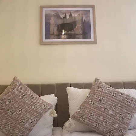 Hub - 2br With Free Parking, Near Airport & Attractions בית נופש