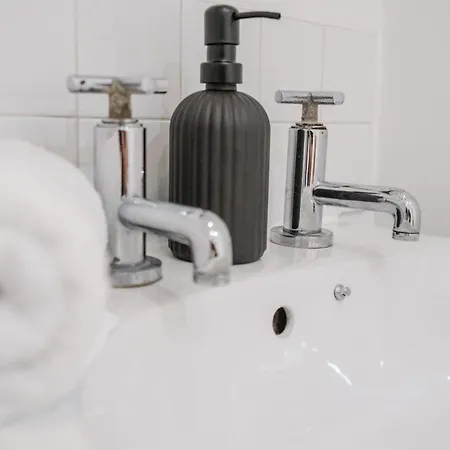 Lux Livin' - Luxury 2 Bed Centre Free Parking Apartman *